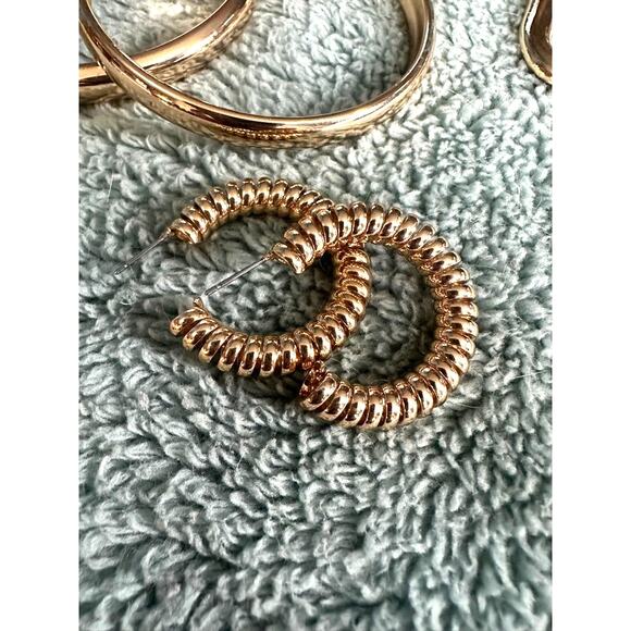 Lot of Women’s Fashion Jewelry Target Gold Tone Earrings Bracelets Rings Size12 - Picture 8 of 8